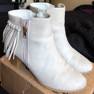 8.5 Suede booties with fringe